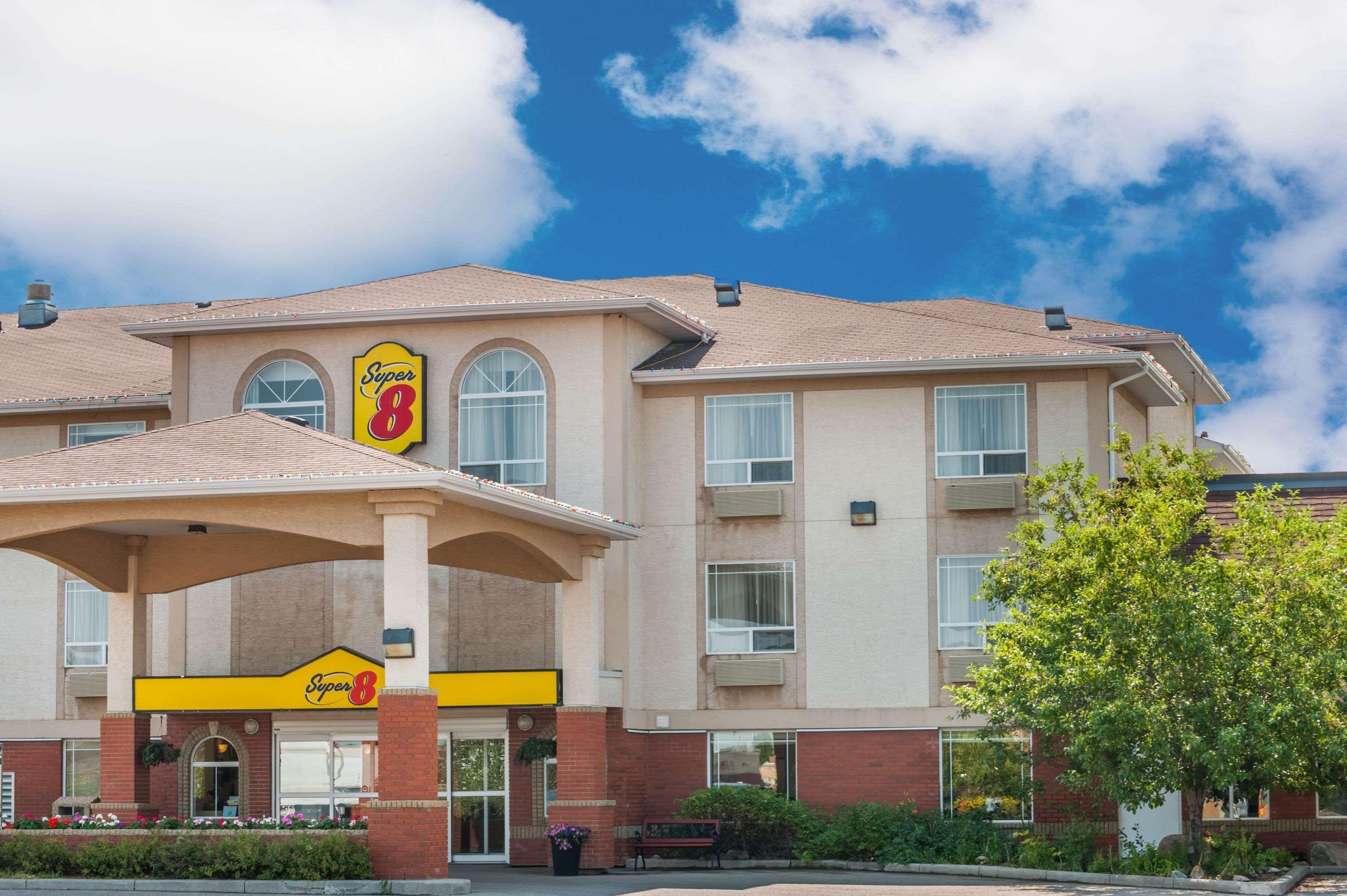 Super 8 By Wyndham High River Ab Exterior photo