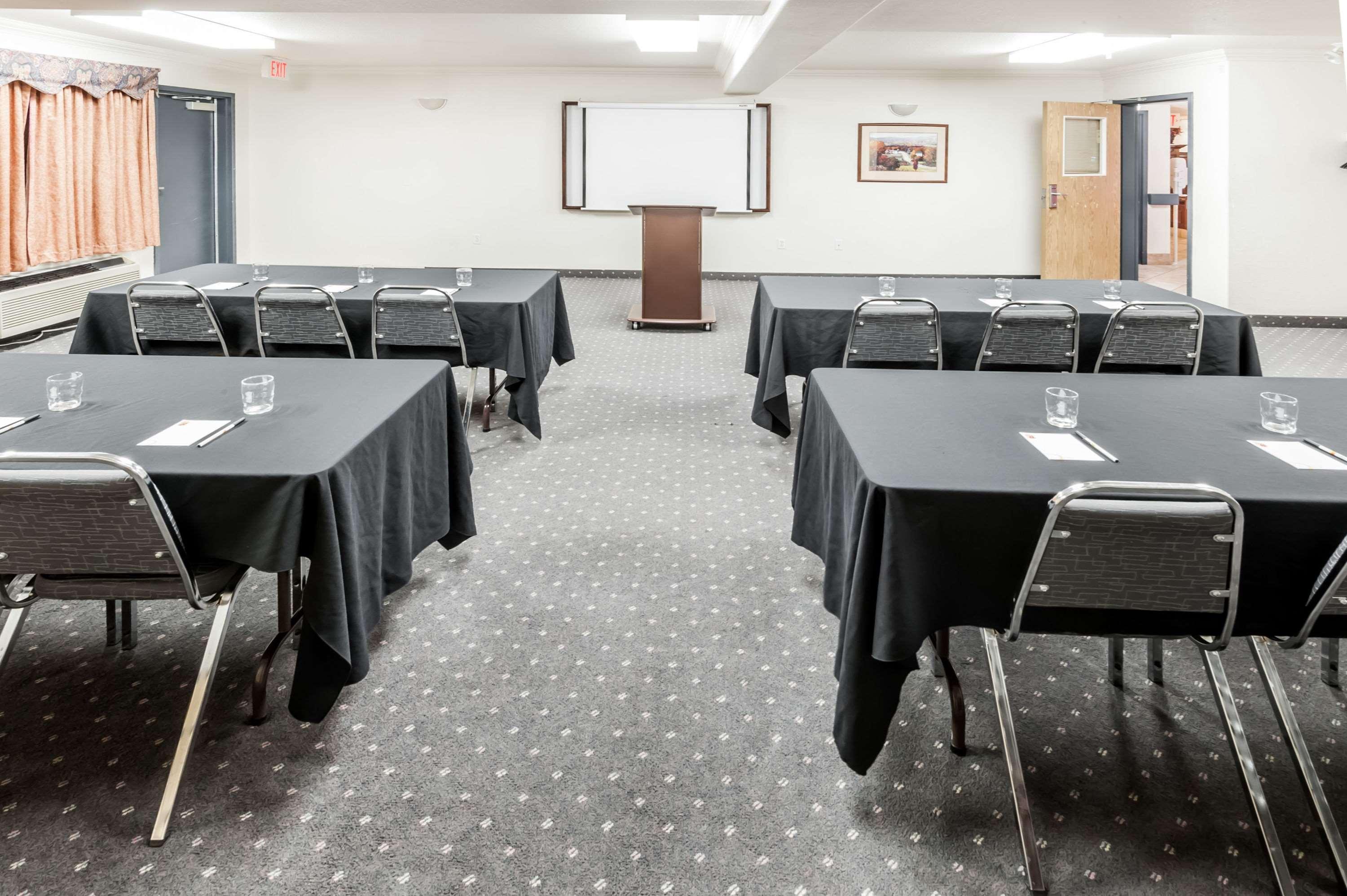 Super 8 By Wyndham High River Ab Exterior photo