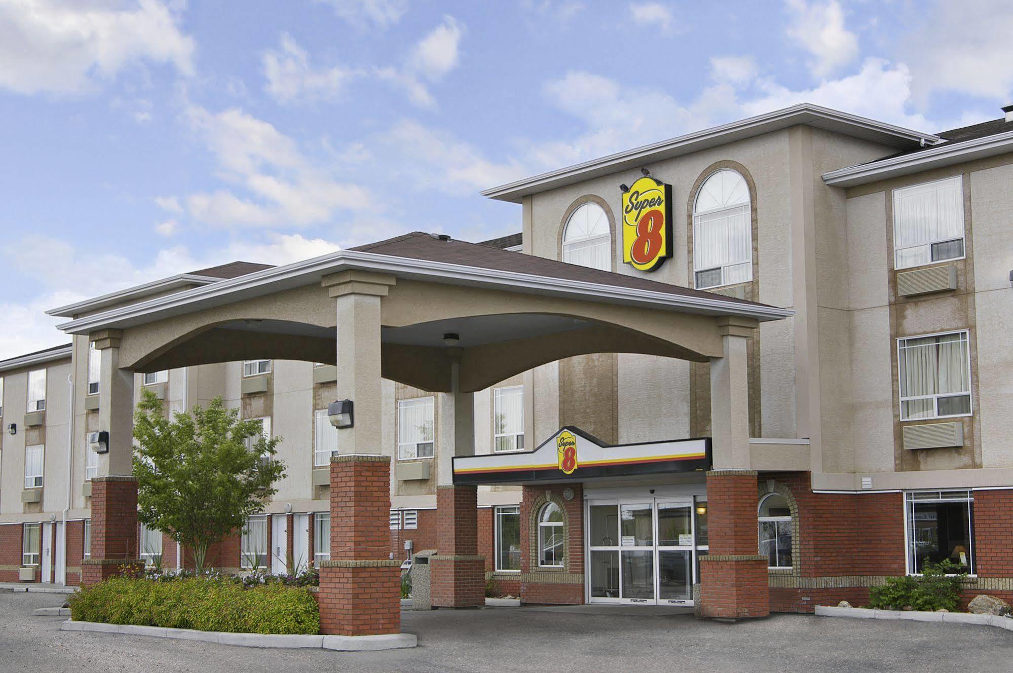 Super 8 By Wyndham High River Ab Exterior photo